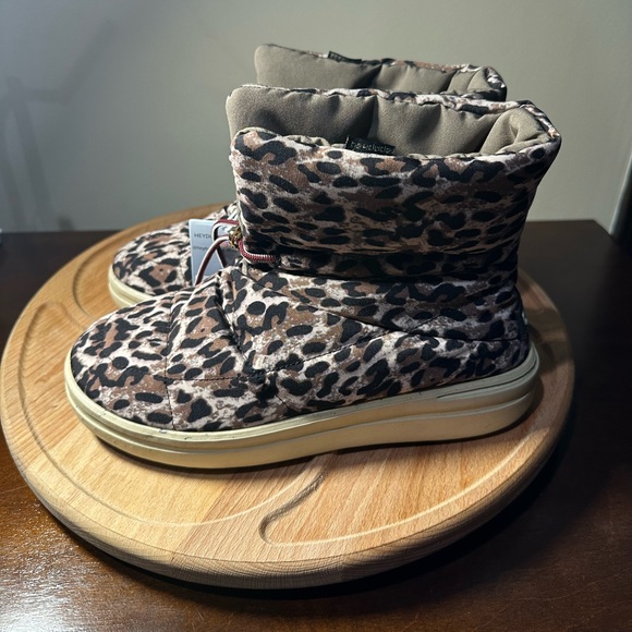 Hey Dude Margot Eco Leopard Winter Lightweight Ankle Boots Womens Size 8 NEW - Picture 2 of 6